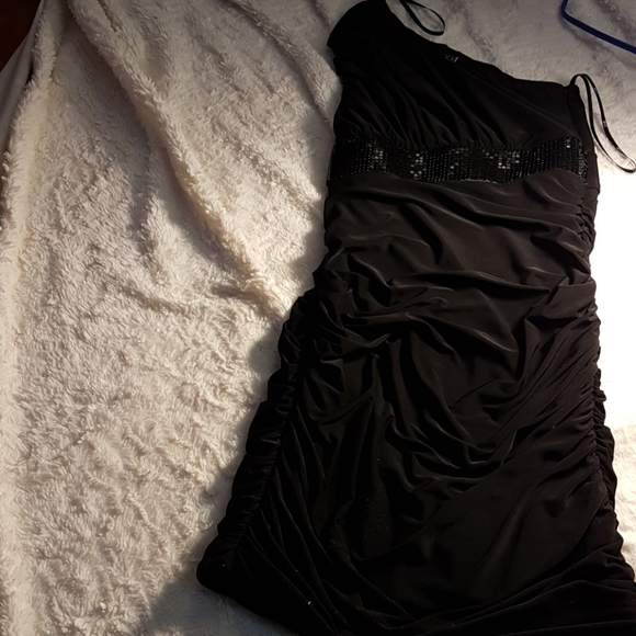 2/$60 The Perfect Lil black dress - Picture 4 of 5